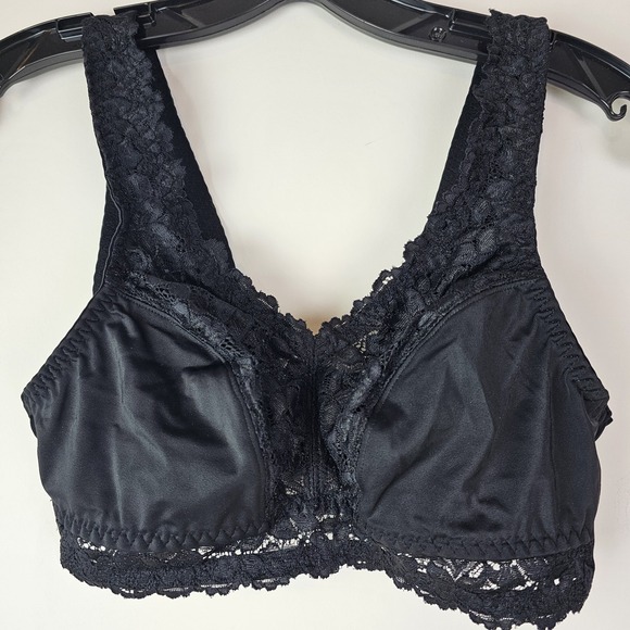 Breezies Other - Breezies Womens Bra‎ Size M Lace Seamless Wirefree Black Comfort Everyday